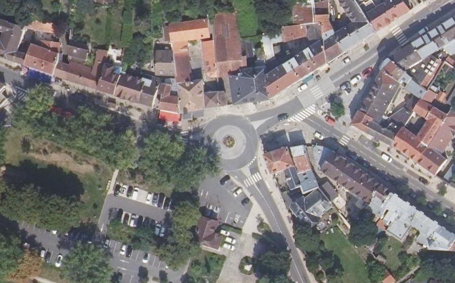 Vue aérienne du Rond-point anonyme n°19902572