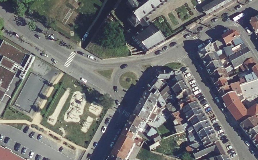 Vue aérienne du Rond-point anonyme n°199072157