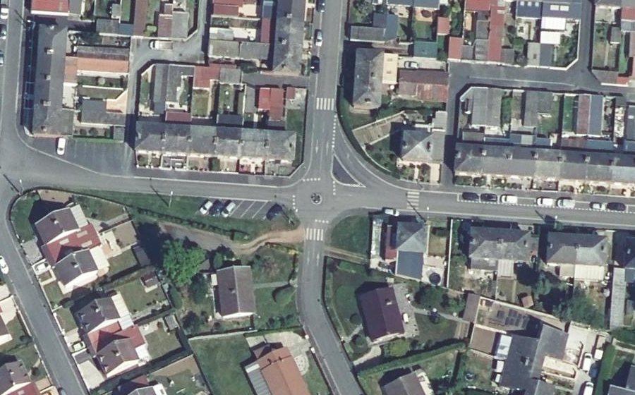 Vue aérienne du Rond-point anonyme n°199095132