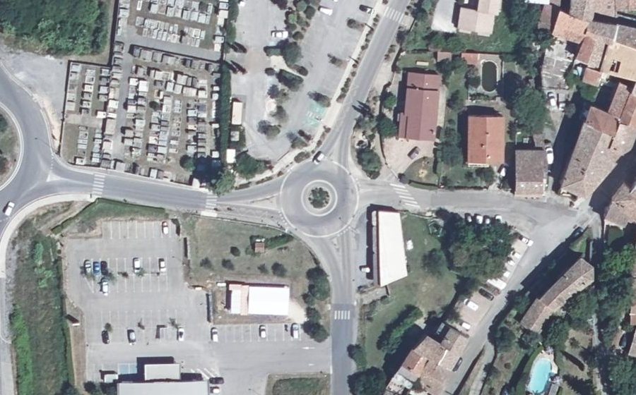 Vue aérienne du Rond-point anonyme n°199251653