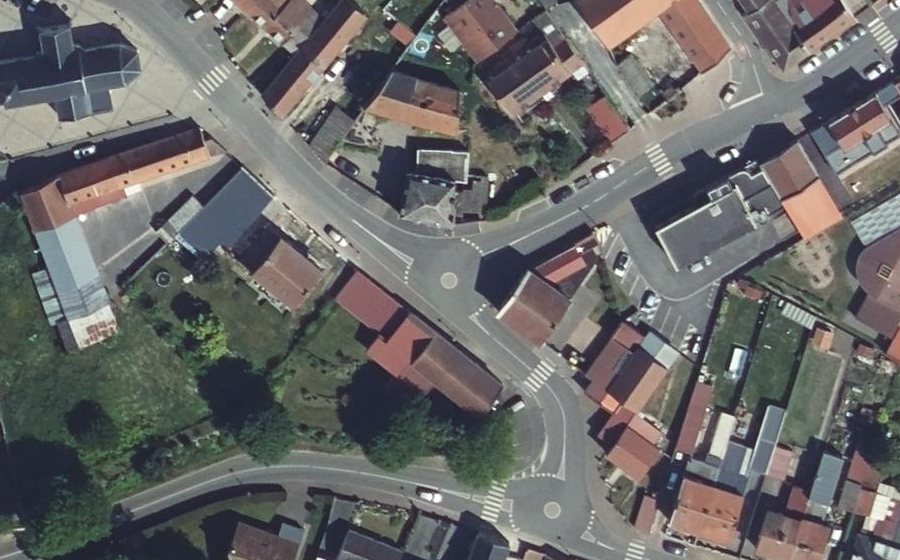 Vue aérienne du Rond-point anonyme n°199275758