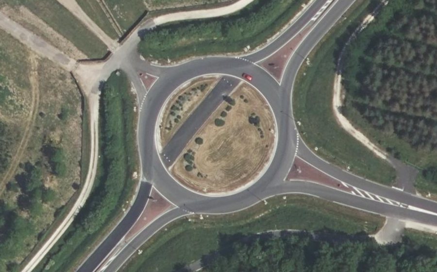 Vue aérienne du Rond-point anonyme n°199297834
