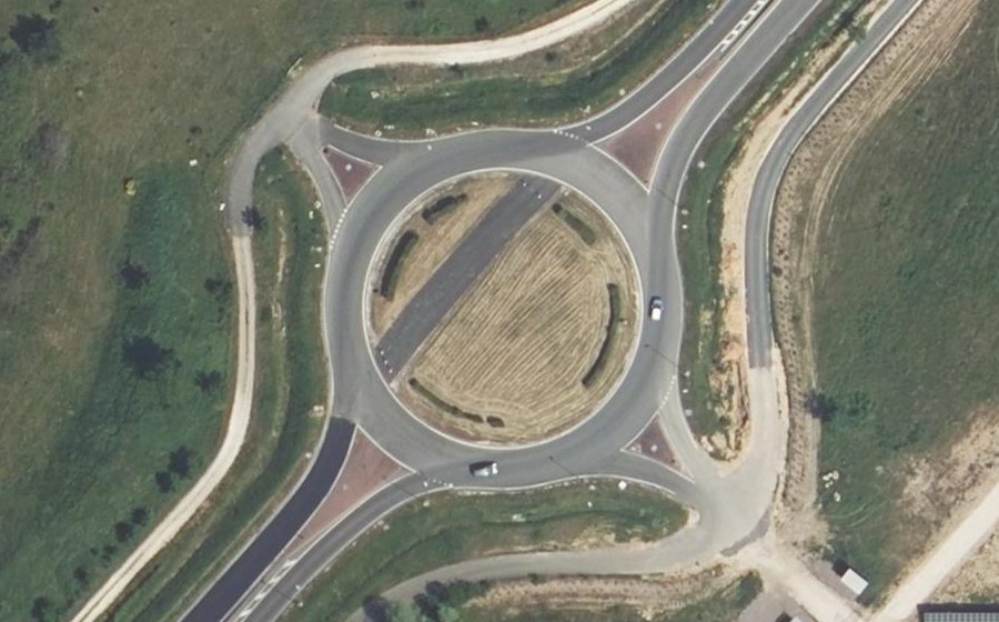 Vue aérienne du Rond-point anonyme n°199297850