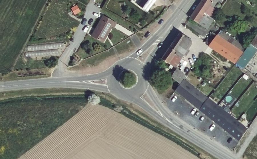 Vue aérienne du Rond-point anonyme n°199349538
