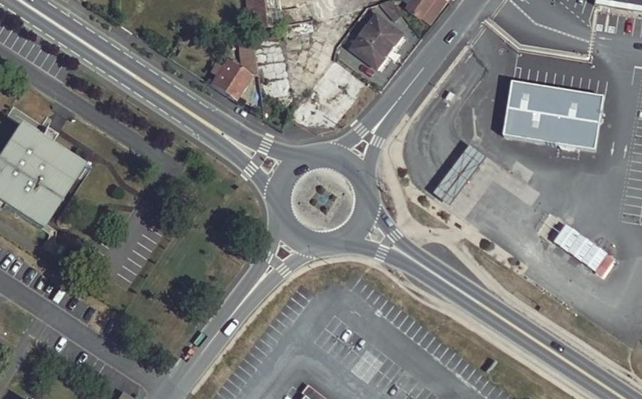 Vue aérienne du Rond-point anonyme n°199355578