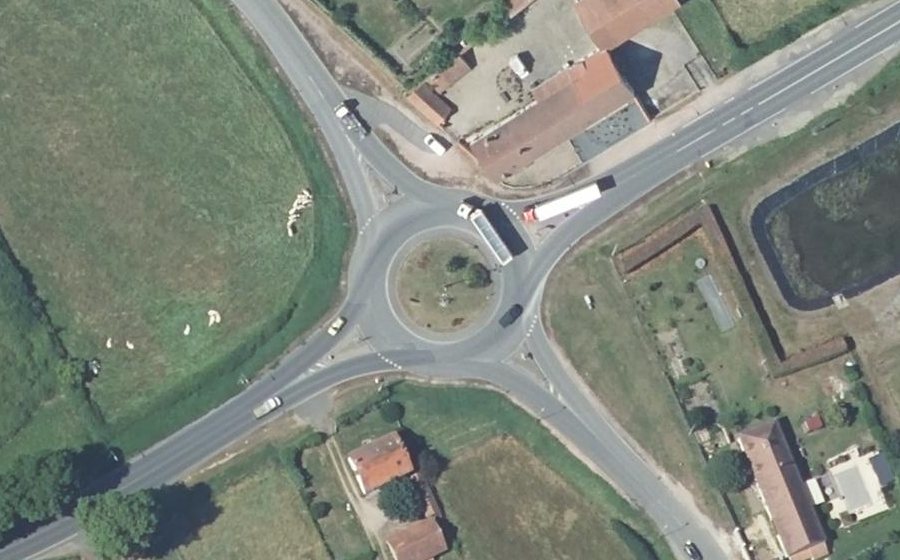 Vue aérienne du Rond-point anonyme n°199355580