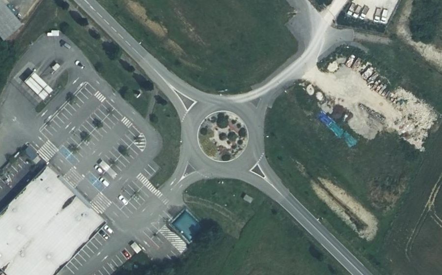 Vue aérienne du Rond-point anonyme n°199355583