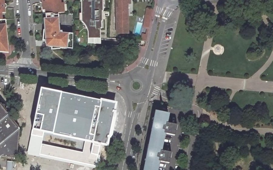Vue aérienne du Rond-point anonyme n°199385356