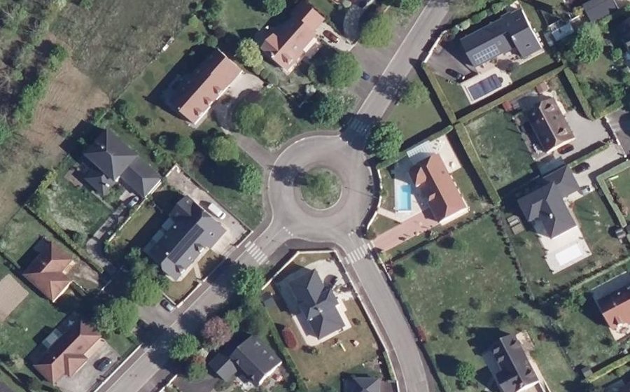 Vue aérienne du Rond-point anonyme n°199390182