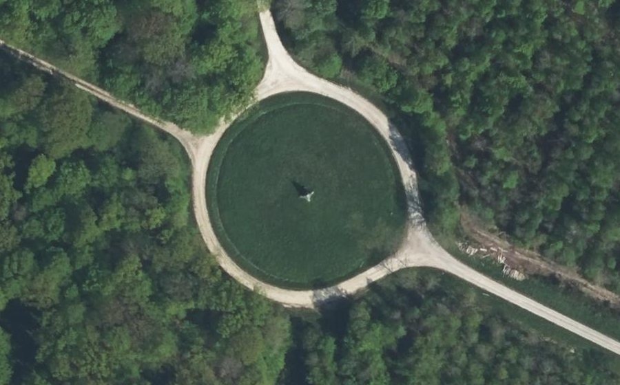 Vue aérienne du Rond-point anonyme n°199482599