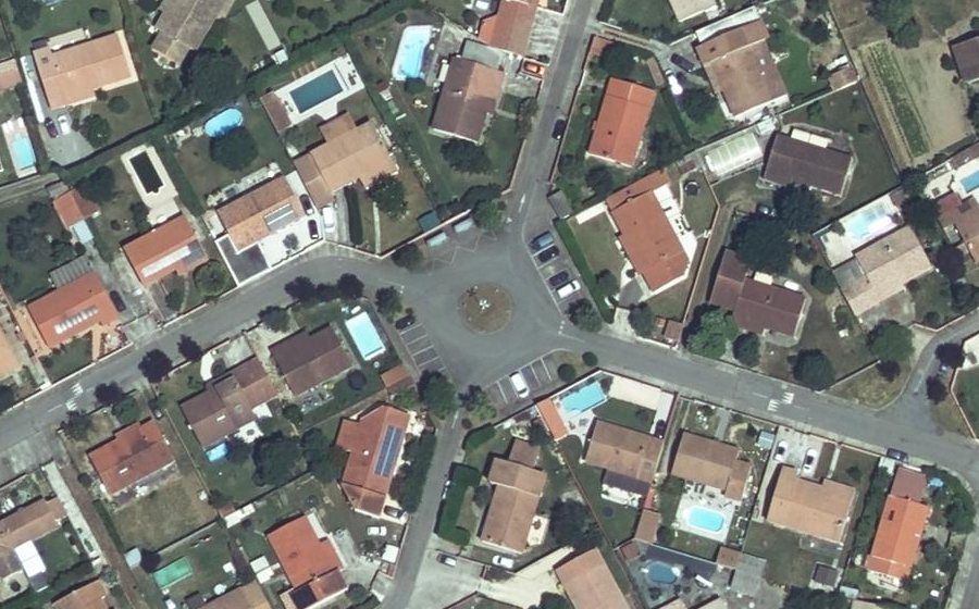 Vue aérienne du Rond-point anonyme n°199535071