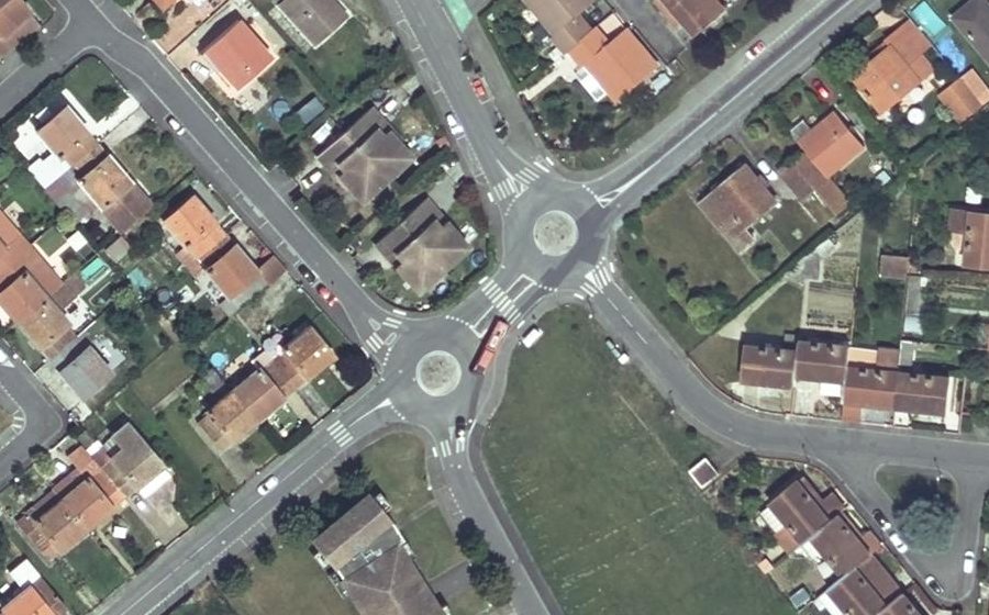 Vue aérienne du Rond-point anonyme n°199535074
