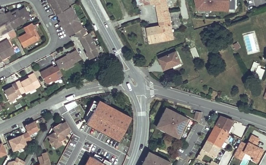 Vue aérienne du Rond-point anonyme n°199535077