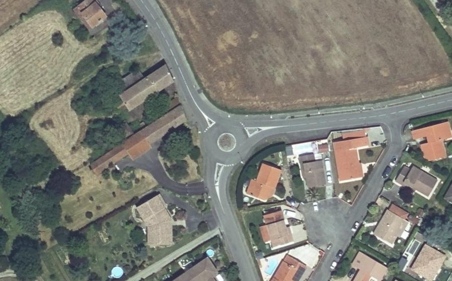 Vue aérienne du Rond-point anonyme n°199535079