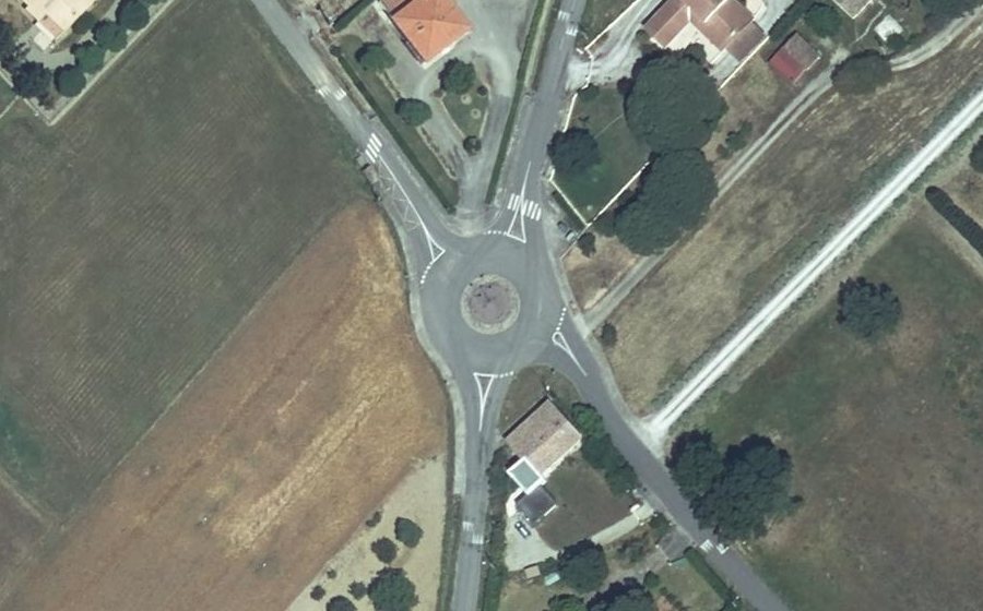 Vue aérienne du Rond-point anonyme n°199535080