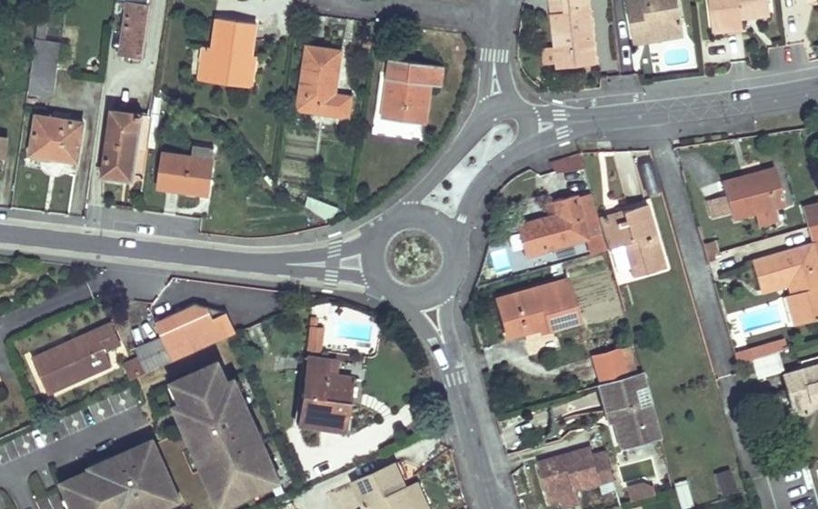 Vue aérienne du Rond-point anonyme n°199535081