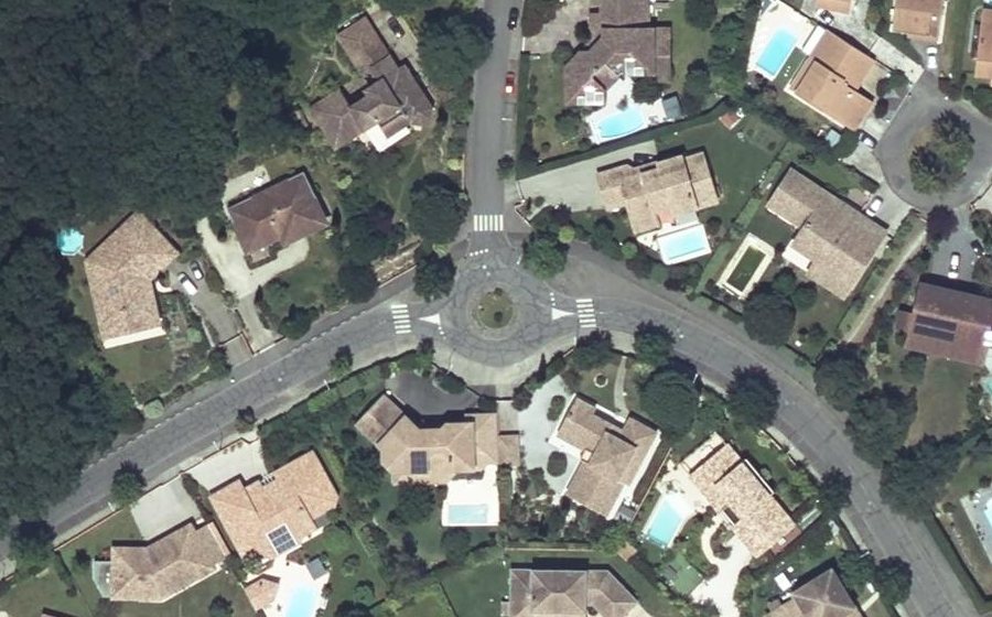 Vue aérienne du Rond-point anonyme n°199535083