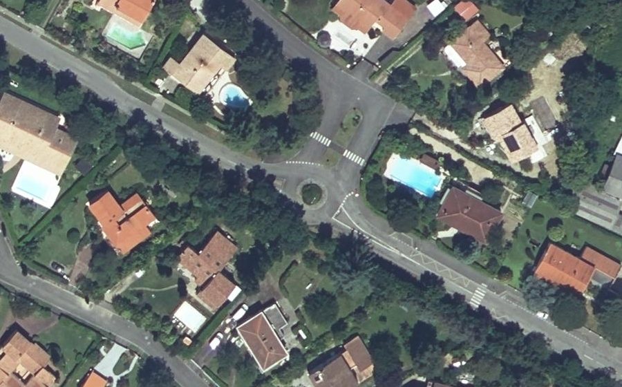 Vue aérienne du Rond-point anonyme n°199535084