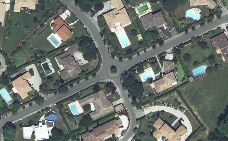 Vue aérienne du Rond-point anonyme n°199535085
