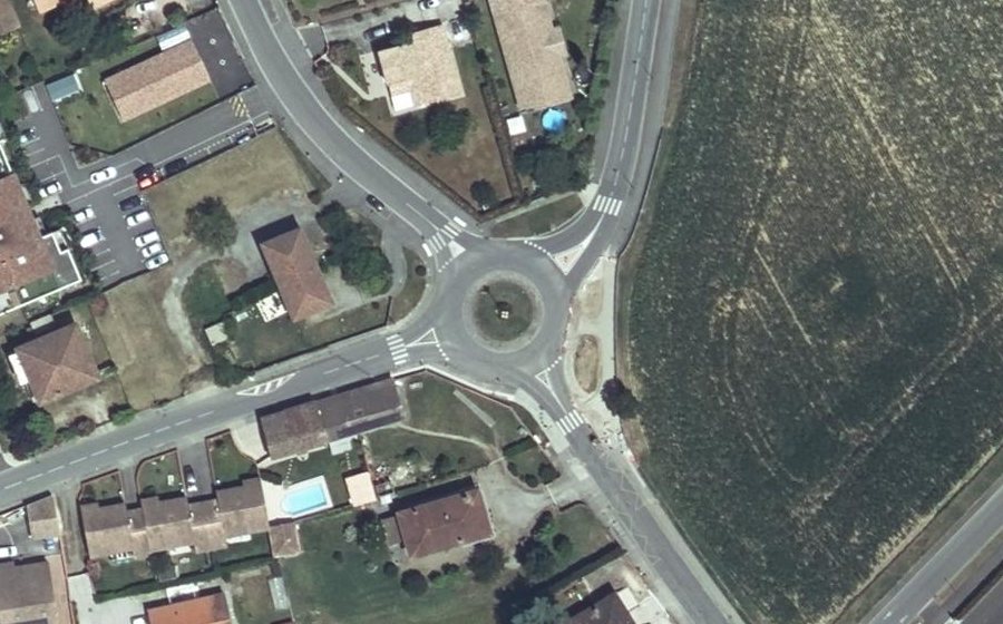 Vue aérienne du Rond-point anonyme n°199535086
