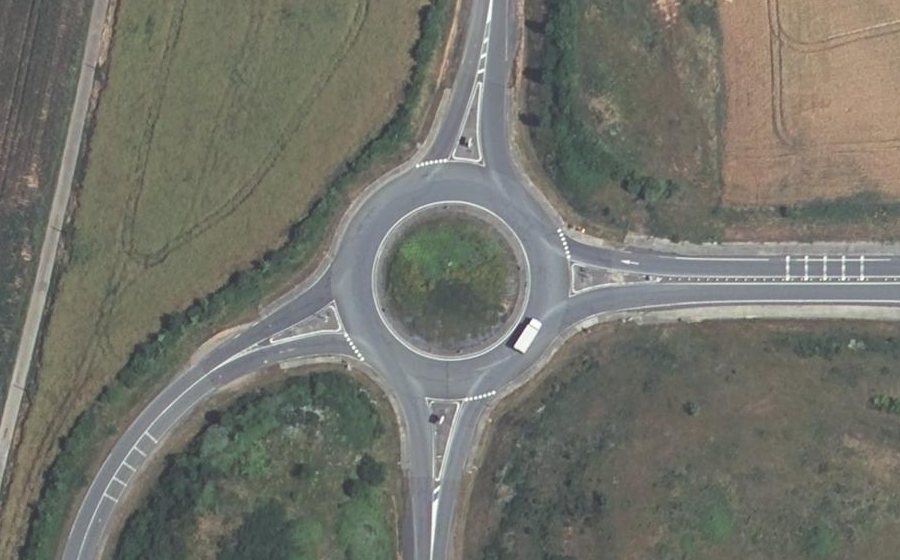 Vue aérienne du Rond-point anonyme n°199535486