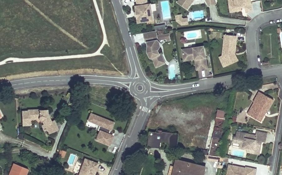 Vue aérienne du Rond-point anonyme n°199552553