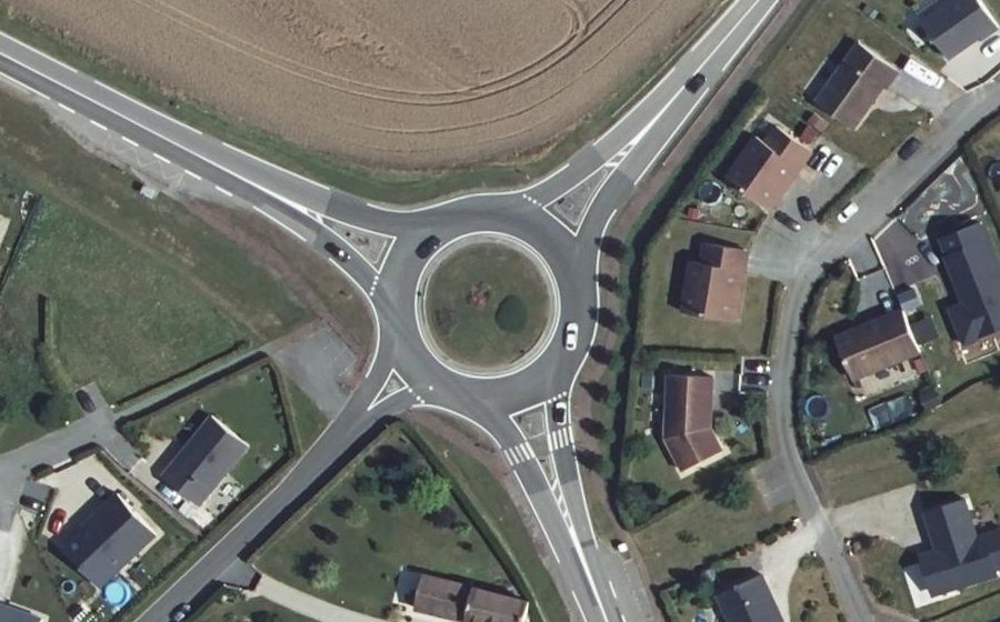 Vue aérienne du Rond-point anonyme n°199618751