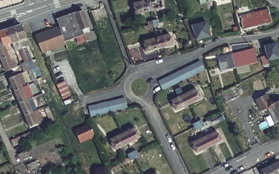 Vue aérienne du Rond-point anonyme n°199650847