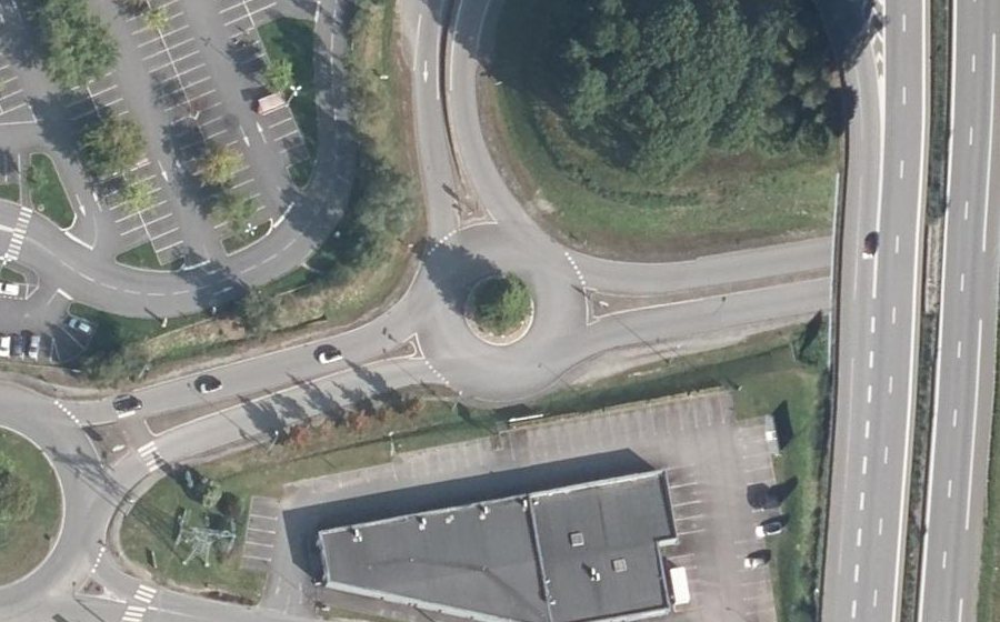 Vue aérienne du Rond-point anonyme n°199679411