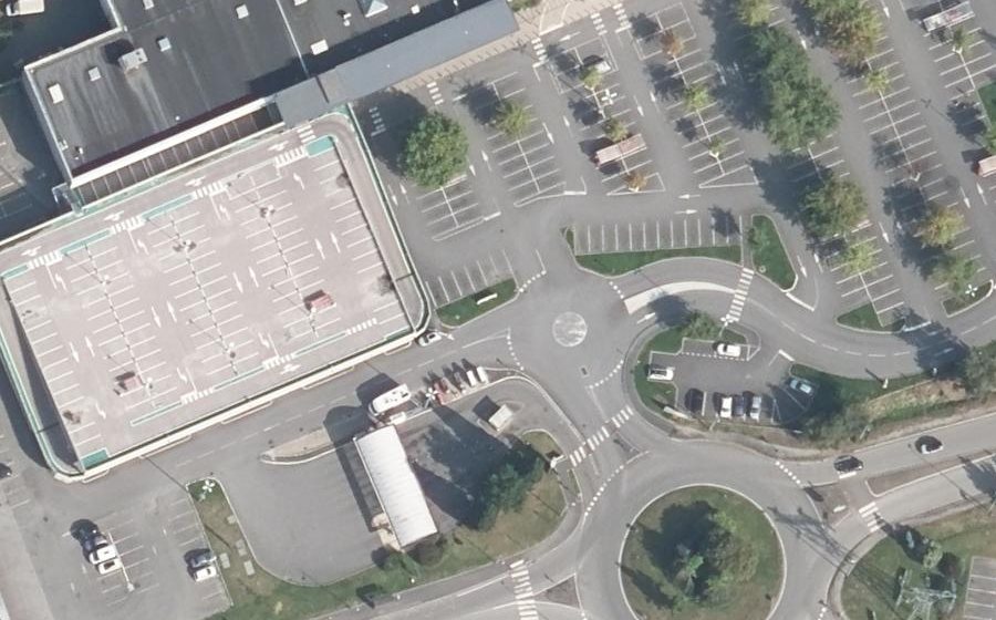 Vue aérienne du Rond-point anonyme n°199679575