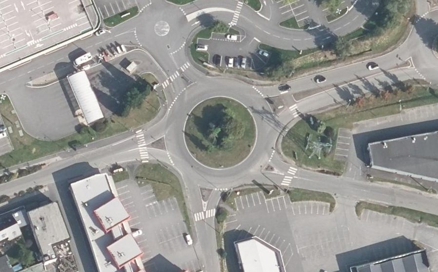 Vue aérienne du Rond-point anonyme n°199679576