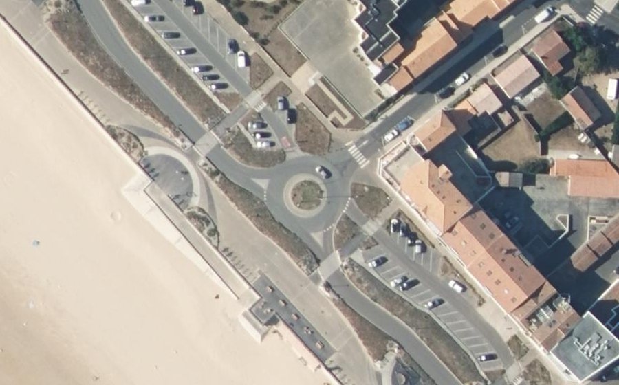 Vue aérienne du Rond-point anonyme n°199694671