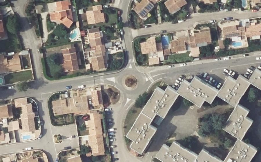 Vue aérienne du Rond-point anonyme n°199749869