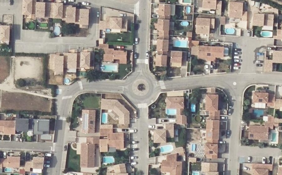 Vue aérienne du Rond-point anonyme n°199769046