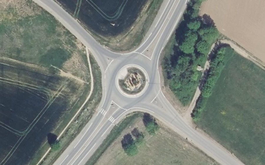 Vue aérienne du Rond-point anonyme n°199771893