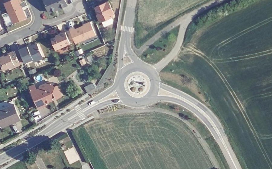 Vue aérienne du Rond-point anonyme n°199772522