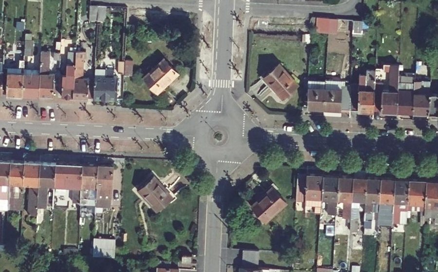 Vue aérienne du Rond-point anonyme n°199783370