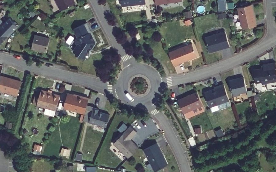 Vue aérienne du Rond-point anonyme n°199786449