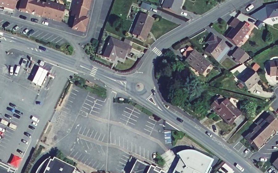 Vue aérienne du Rond-point anonyme n°199821629