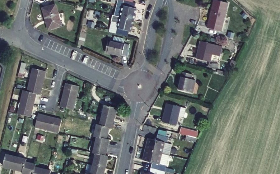 Vue aérienne du Rond-point anonyme n°199830181