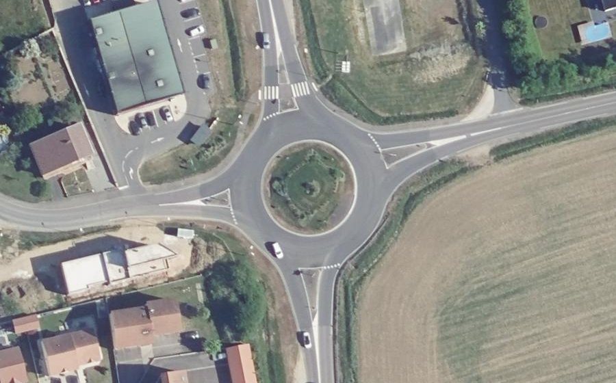 Vue aérienne du Rond-point anonyme n°199863702