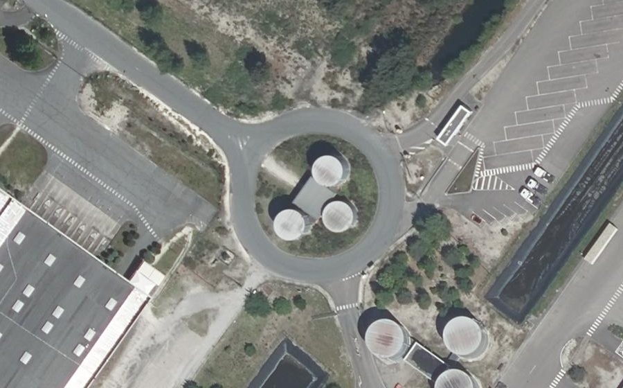 Vue aérienne du Rond-point anonyme n°199879876
