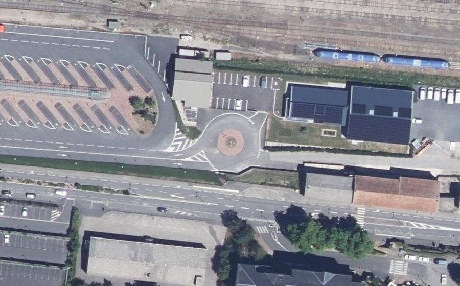 Vue aérienne du Rond-point anonyme n°199891716