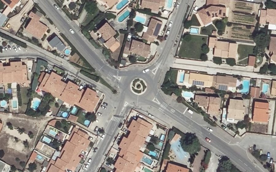 Vue aérienne du Rond-point anonyme n°199896314