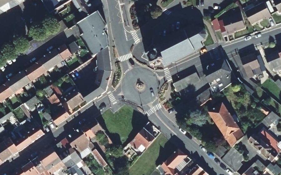 Vue aérienne du Rond-point anonyme n°200154109