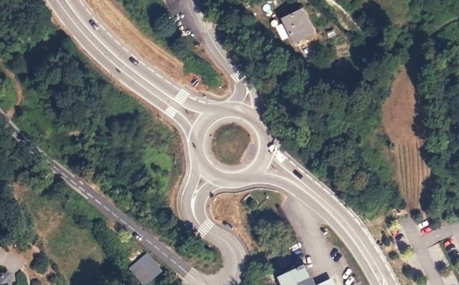 Vue aérienne du Rond-point anonyme n°200492505
