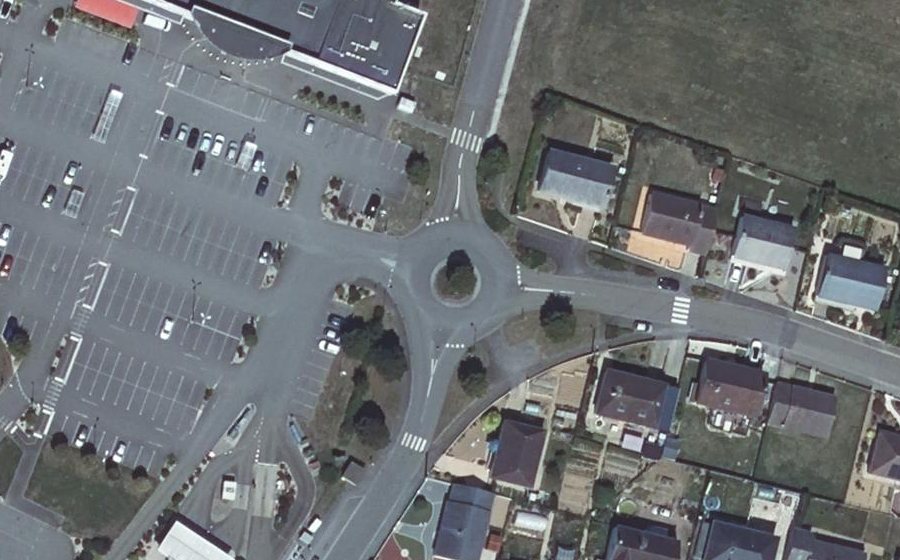 Vue aérienne du Rond-point anonyme n°201375758