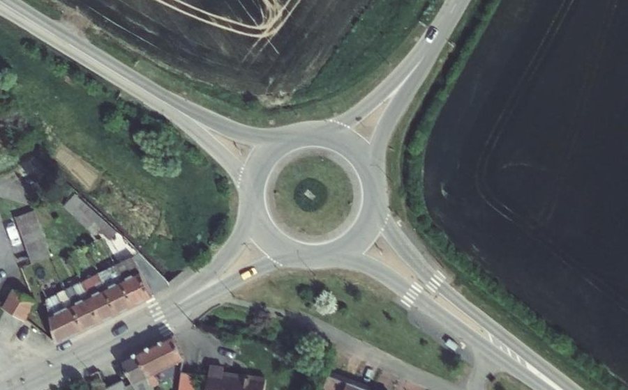 Vue aérienne du Rond-point anonyme n°201863588