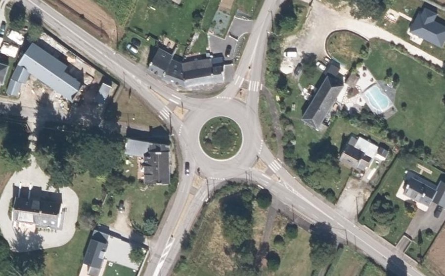 Vue aérienne du Rond-point anonyme n°202073848