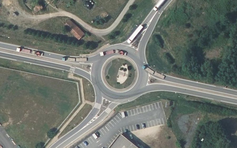 Vue aérienne du Rond-point anonyme n°202085144
